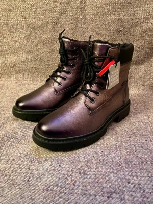 Tamaris stövletter storlek 37 - Säljer dessa helt oanvända stövletter för ett mycket bra pris. Skickas i orginallåda. Storlek 37