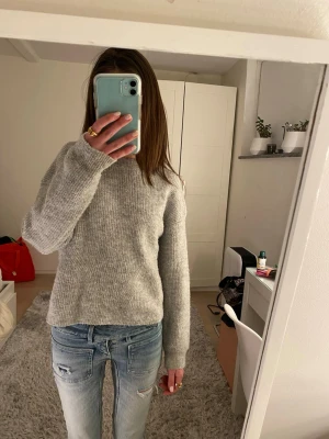 Ljusgrå stickad tröja Kappahl - Mysig stickad tröja som är perfekt nu på vintern, lite nopprig men inget man tänker på 💗