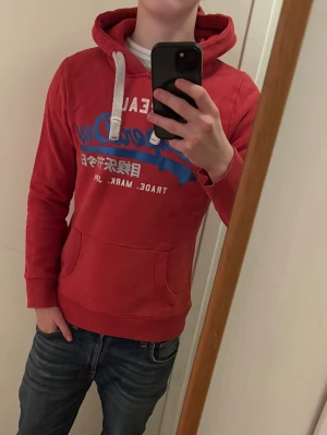 Superdry Hoodie  - Tja! Säljer en Superdry Hoodie i storleken (S)-skick 9/10. Vid minsta lilla fundering hör av er! Först till kvarn!