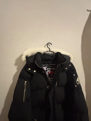 Moose Knuckles Jacka - Säljer denna feta moose Knuckles jacka då den tyvärr inte passar mig. Jackan är i storlek S men passar även storlek M. De finns inte synliga defekter och är i näst in till nyskick. Pris kan diskuteras vid snabbt och smidig affär. Hör gärna av dig om du har några frågor!