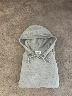 Kashmir hoodie - Onewear grå  Kashmir hoodie bra skick XS skriv om ni har frågor Mvh Gabbe