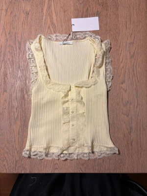 Spets linne  - Supersöt ljusgul linnetopp från Zara med spetsdetaljer . Helt ny!