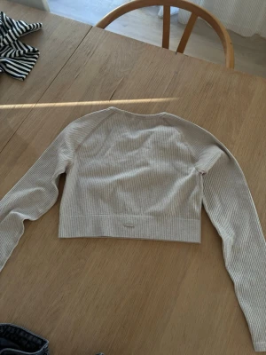 Beige ribbad crop top långärmad - Fin tränings tröja i storlek 40