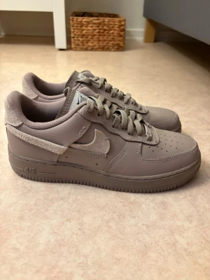 Nike Air force 1 LXX Malt - Nike air force 1 LXX Malt i storlek 42,5, använda kanske 1 gång i mycket gott skick