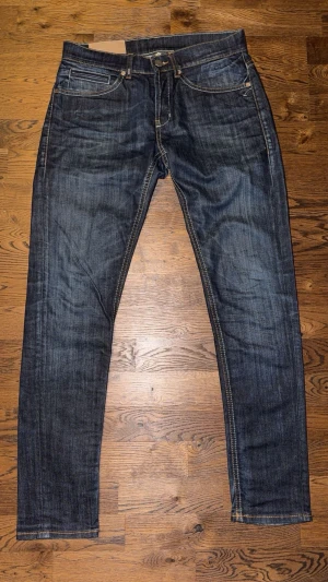 Dondup Jeans George  - Dondup Jeans George! Trendigaste jeansen på marknaden.  Ny pris=4000 kr Säljs för 899 kr         (Modellen har original slitningar från fabrik vilket är väldigt eftertraktat och populärt)