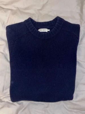 Stickad tröja Marinblå - Riktigt snygg stickad tröja från East west i det sköna materialet Lams Wool. Sitter riktigt bra. Storlek M. Passar dom runt 180. Inga hål eller fläckar. Ej krympt i tvätt. Skickar innom 24h💯 