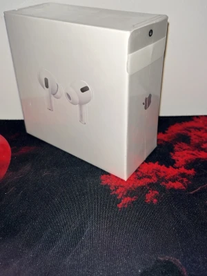 Airpods Pro gen 1 - Helt oöppnad, förpackningsplast är kvar på boxen. Det som ingår: AppleCare+, ANC:Active noise cancellation, Storlekar på Airpods  gummin;S,M,L. , Snabbladdare kabel. 