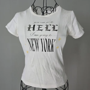 T-shirt - Fin vit t-shirt i väldigt bra skick. Endast använd ett fåtal gånger. Inga fläckar, inga hål – fräsch och välvårdad. Perfekt basplagg 👌 Säljes på grund av garderobsrensning. 100%cotton