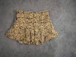 Leopard kjol Zara - En jättefin kjol från Zara med inbyggda shorts. Använd en gång.