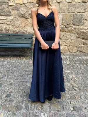 Super fin balklänning  - Säljer nu min super fina balklänning från Macy’s. Säljer den för 2000kr. Jag har storlek S och  är 167cm lång, klänningen passar perfekt även när jag hade klackar. Klänningen är endast använd under baldagen och är i mycket bra skick. Inga fläckar eller annat finns på klänningen!