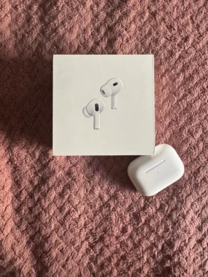 Apple AirPods Pro (2nd gen) trådlösa - Säljer ett par vita Apple AirPods Pro (2nd generation) med laddningsetui. Snygg och kompakt design med silikontoppar för bra passform. Perfekta för musik, poddar och samtal. Levereras med originalförpackning.