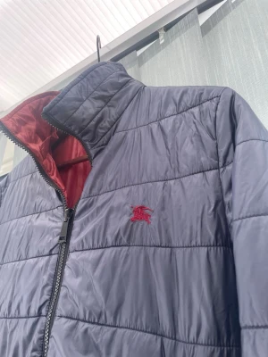 Burberry Jacka - Säljer denna snygga jacka från burberry i väldigt gott skick 🙌 Storlek S (modell i bilden är 175cm och sitter perfekt) | Självklart ÄKTA 👍| Vid fler funderingar tveka it att höra av dig 💭