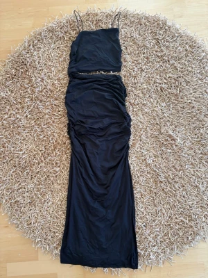Svart långklänning med öppen midja 40 (12) stretch  - Oanvänd pris 319kr