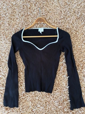 Stickad tröja svart L/M  - Pris 149kr