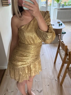 Guldig nyårsklänning - Perfekta klänningen till nyår i guld 🍾 från Meet me there men säljes inte längre!! Nypris var 700💛storlek S/M men skulle säga S