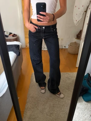 Mörkblå raka jeans med kontrastsömmar - Säljer ett par mörkblå jeans med raka ben och vita kontrastsömmar. Säljer pga dom inte används💛
