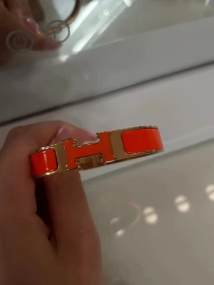 Orange H-armband  - Fint armband 