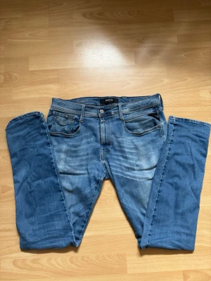 Ljusblå replay jeans - Replay hyperflex anbass jeans, stretchiga och väldigt bekväma. Storlek 33/32