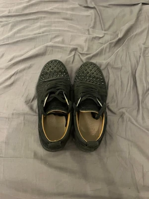 Svarta sneakers med nitar från Louboutin - Säljer ett par svarta skor från Christian Louboutin riktigt feta skor inför sommaren säljer dessa då jag inte använder de skriv vid minsta fundering🙌🏼