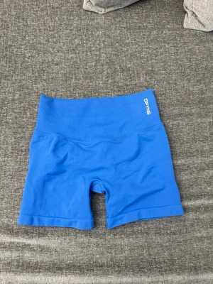 Blå träningstights shorts från DFYNE - Snygga blå träningstights shorts från DFYNE storlek xs men tveksamt om den är äkta. Vet även att de är modellen impact❤️