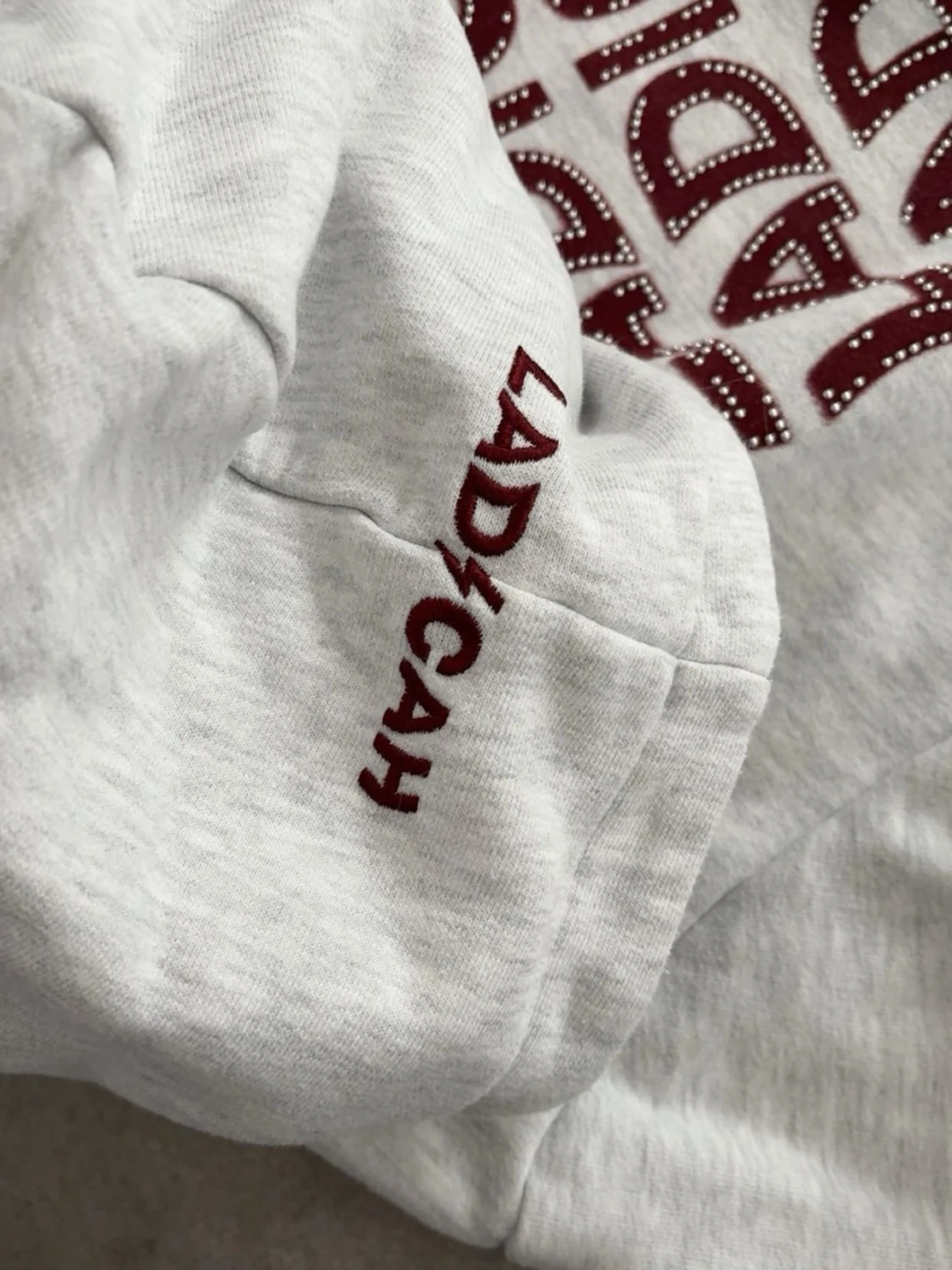 Grå hoodie med LADICAH-tryck - 1