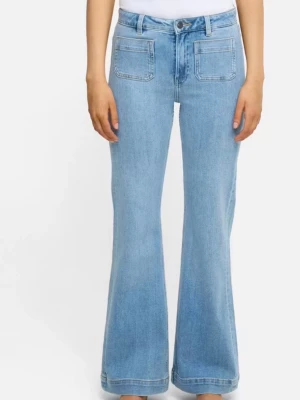 Ljusblå utsvängda jeans med fickor - Säljer ett par ljusblå jeans med utsvängda ben och stora fyrkantiga framfickor. Jeansen har hög midja och klassisk femficksdesign. 