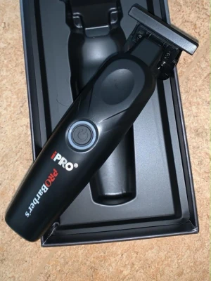 Svart trimmer från ProBrites - Elektrisk trimmer från ProBrites i svart plast med ergonomiskt handtag och tydlig strömbrytare. Trimmern har ett brett rakhuvud och levereras i originalförpackning. Perfekt för att fixa skägget eller håret hemma.