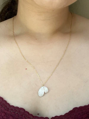 Nytt oanvänt halsband från snö of Sweden guld med stenar - Säljer ett jättefint och elegant guldpläterat halsband från SNÖ of Sweden. Modellen heter "Fiona small pendant neck" och har ett vackert, glittrande hänge format som två överlappande blad tätt besatta med klara stenar. Halsbandet är helt oanvänt med tagg kvar och kommer i sin tillhörande originalask   Märke: SNÖ of Sweden  Modell: Fiona small pendant neck (Art.nr: 932-1805251)  Färg: Guld med klara stenar (60 g/clear)  Skick: helt oanvänd 