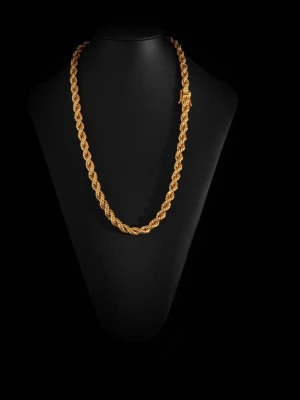 Guldfärgat tvinnat halsband - 18k guldpläterat cordell halsband från kejsar.se. Halsbandet har ett robust lås och glänsande finish. Perfekt för dig som vill sticka ut med en klassisk men trendig accessoar.