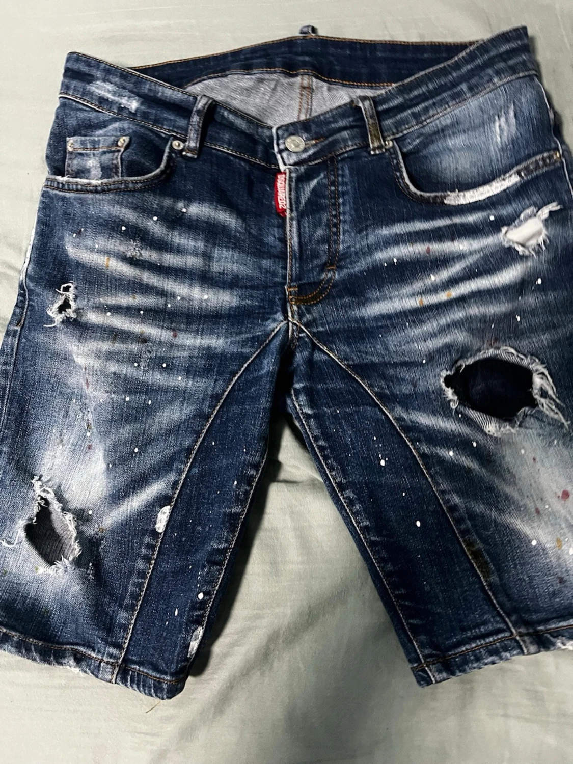 Blå slitna jeansshorts med hål