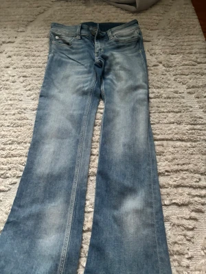 Weekday jeans - Fina jeans från weekday i modellen cheap monday🩷🩷 storleken är 27x32 och skulle säga att dem passar för dem som har storlek xs/s.