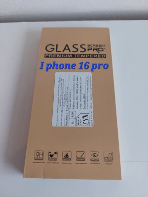 Skärmskydd i glas till iPhone 16 Pro - Säljer ett GLASS PRO premium härdat skärmskydd till iPhone 16 pro. 3 stycken. Skyddet är transparent och tillverkat av härdat glas för extra hållbarhet. Paketet innehåller en installationsguide och skyddet har 9H hårdhet för att motstå repor och stötar.
