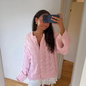 Ljusrosa kabelstickad kofta - Säljer denna mysiga och fina koftan från gina med oversize passform💞
