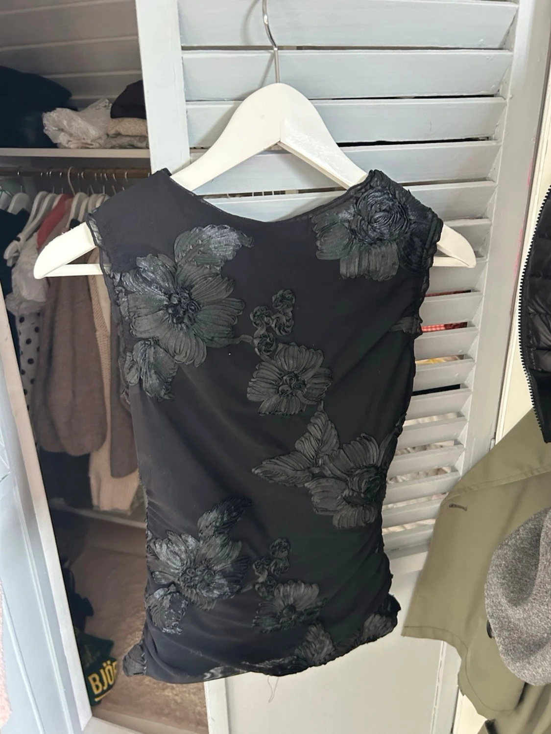 Svart blommig ärmlös topp - 3