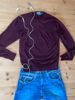 Ralph Lauren vinröd tröja (100% merinoull) - Skick 8/10 | Vinröd | Slim fit | 100% merinoull | bra till sommarkvällar och till vintern | Storlek M men passar bättre till människor som har S för att den är slim fit | kan gå ner i pris vid snabb affär!