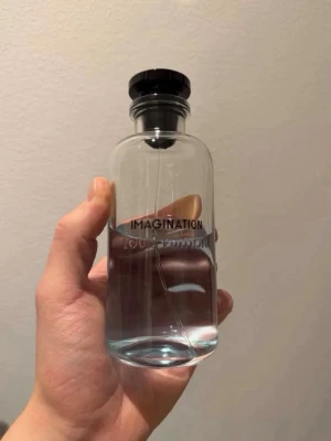 Louis Vuitton Imagination 30ml Sample/dekant/splitt - Säljer 30ml sample av denna grymma doft. Levereras i den snygga dekanten som visas i annonsen. Frakt kan lösas privat för en billigare peng. Kvitto finns vid behov!