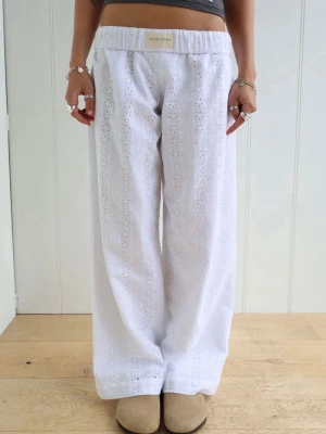 Vita broderade linnebyxor från Studio Seven  - Snygga vita linnebyxor från Studio Seven med broderade blommor och rak, avslappnad passform. Byxorna har resår i midjan och är tillverkade i mjuk, tunn bomull som känns luftig och fräsch. Perfekta för en chill och trendig look. Passar xs-s