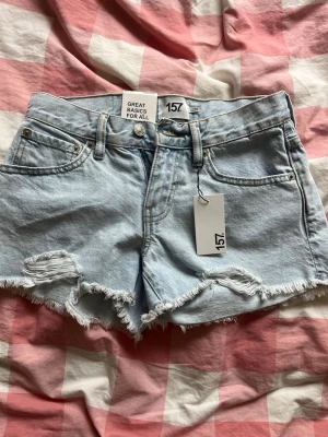 Ljusblå shorts från 157 - Snygga ljusblå shorts som är helt nya. Har flera andra derför säljer. Står att storleken är xxs men skulle säga xs/s skriv om ni har frågor eller vill ha fler bilder.💞