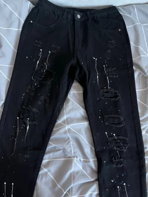 Färgade jeans - Hål färgade jeans svart 