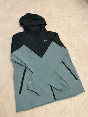 Nike Miler Jacka  - Hej! Säljer nu min Nike Jacka i storlek S, mycket bra skick 10/10. Hör av er vid frågor eller vid intresse!😁