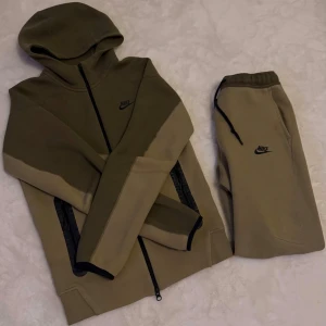 Nike Tech Fleece Dress - Hej! Säljer nu min Nike Tech Fleece Dress både tröjan och byxorna i storlek XS, mycket bra skick 8/10. Hör av er vid frågor eller vid intresse!😁