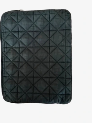 Svart vadderat laptopfodral🌸 - Snyggt svart laptopfodral med quiltat mönster och dragkedja upptill. Fodralet har en mjuk vadderad känsla och passar perfekt för att skydda din dator. Enkel och stilren design som funkar till det mesta.