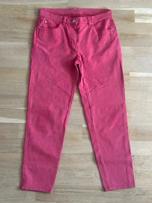 raka jeans  - Säljer ett par snygga jeans  med raka ben och klassisk femficksmodell. Jeansen har hällor för skärp och stängs med knapp och dragkedja. Perfekta för dig som vill sticka ut med färg i vardagen!