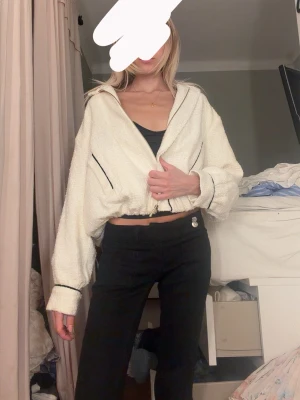 Cool zara jacka - Säljer en skit snygg jacka med dragkedja och svarta detaljer. Jackan har croppad passform, långa ärmar och resår i midjan. Perfekt för dig som vill ha en cool och trendig jacka till vardagslooken. Den är helt ny och säljs för jag köpte dubbletter🥰