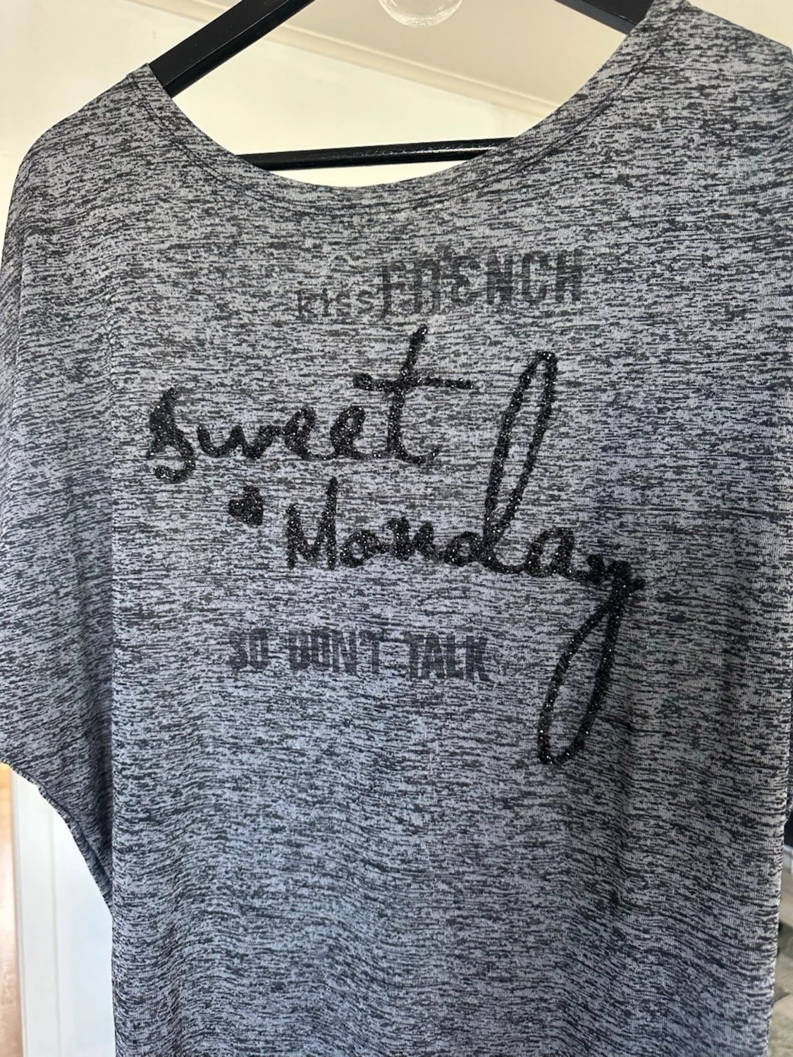 Gråmelerad t-shirt med text - 1