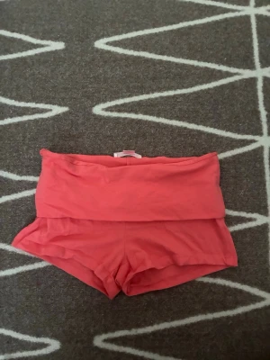 Korall shorts från Gina Tricot - Säljer Ginatricos coral minishorts. Fällbar midja. Storlek XS. Använd ett par gånger.🤍 