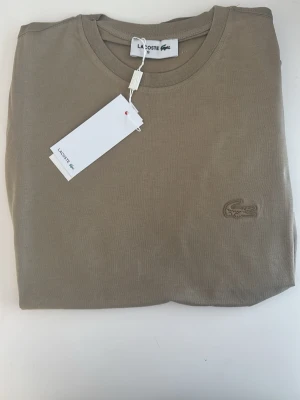 T-shirt  - En oanvänd T-shirt helt ny skriv om ni vill ha mer information eller mer bilder 