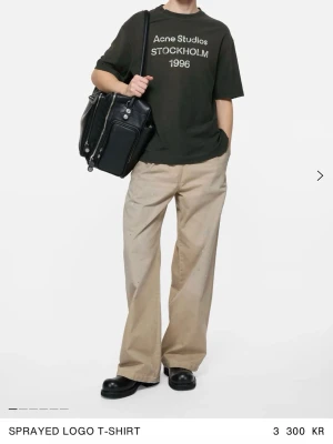 Acne t-shirt - Snygg och trendig svart t shirt från Acne. En tidlös accessoar för den modemedvetna som är sparsamt använd. Stilett M, men passar L. Skicka 9/10! Priset är inte hugget i sten så skicka gärna prisförslag✅ Skriv vid frågor eller funderingar i DM🍾