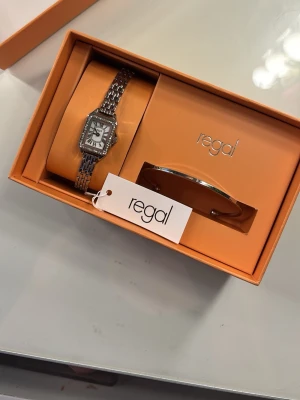 Helt ny klocka från Ur&Penn - Säljer min helt nya silverfärgade klocka från Ur&Penn. Kommer i presentförpackning tillsammans med ett matchande armband som säljs med i priset❤️ Skickar i orginalförpackning och ordinarie pris är 599 men säljer för 400❤️