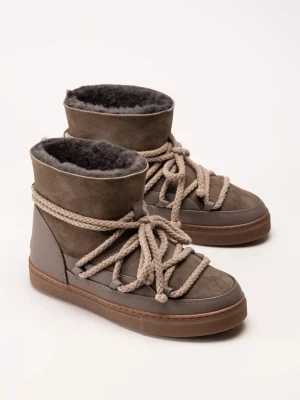 Bruna boots från Inuikii med snörning - Säljer ett par bruna boots från Inuikii med grova beige snören och mjuk fårskinnsfoder. Ovandelen är i mocka och läder, sulan är i gummi. Använda men har inga större defekter 😊